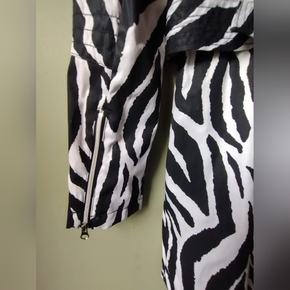 BRAND NEW Black Rivet Zebra Print Trench Coat with Belt - Picture 6 of 8